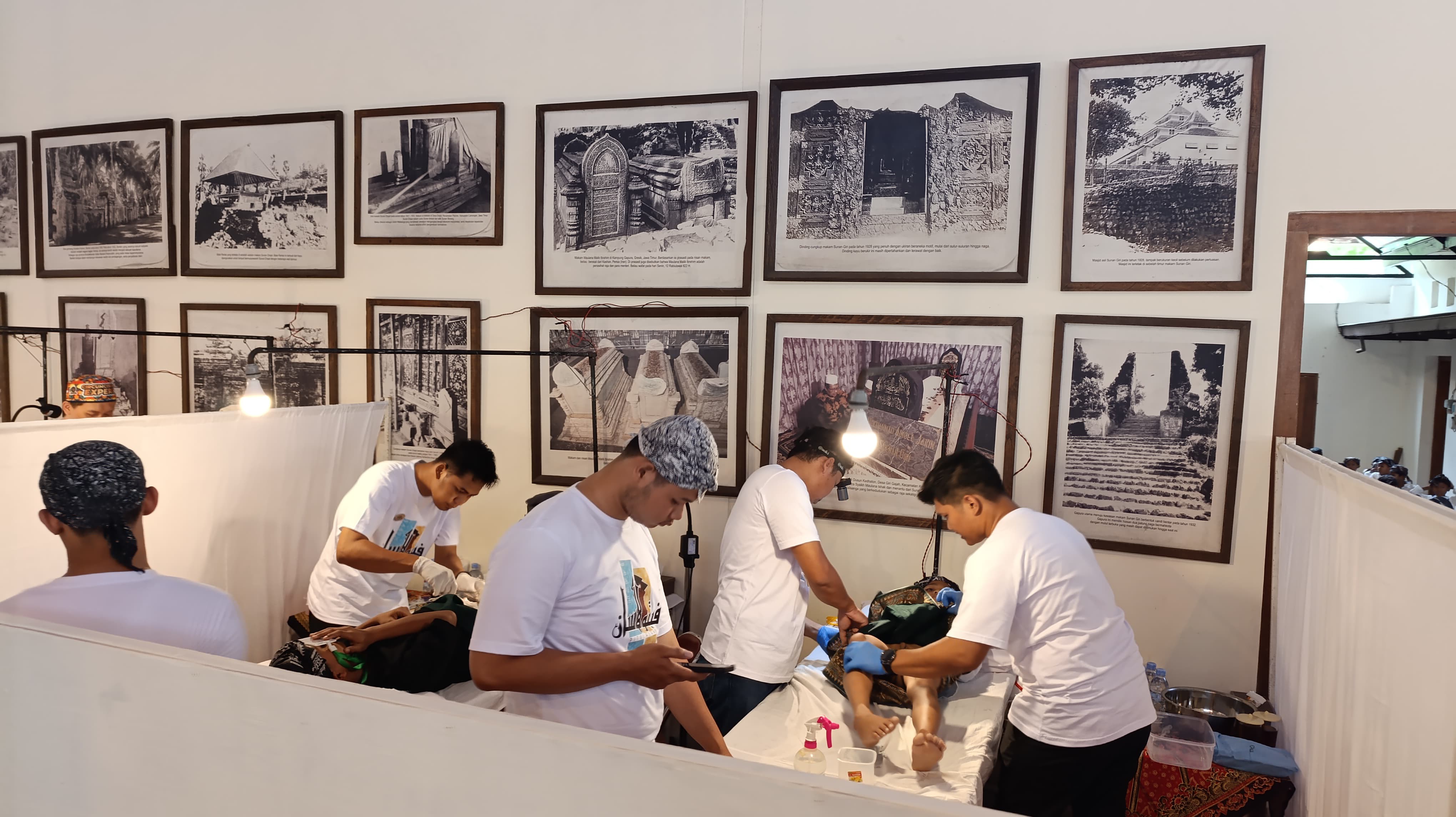 PROSESI: Kegiatan Khitan Umum berlangsung di Gedung Menara Kudus, Sabtu (13/9).  (ANDIKA TRISNA SAPUTRA/RADAR KUDUS)