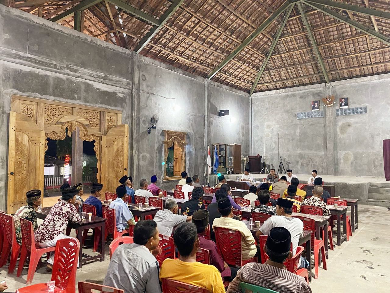 RAPAT: Pemdes Gamong, Kapolsek kaliwungu, dan perwakilan petani se-Gamong berdiskusi terkait jebakan listrik hama tikus di Aula Balai Desa Gamong, belum lama ini. (PEMDES GAMONG UNTUK RADAR KUDUS)