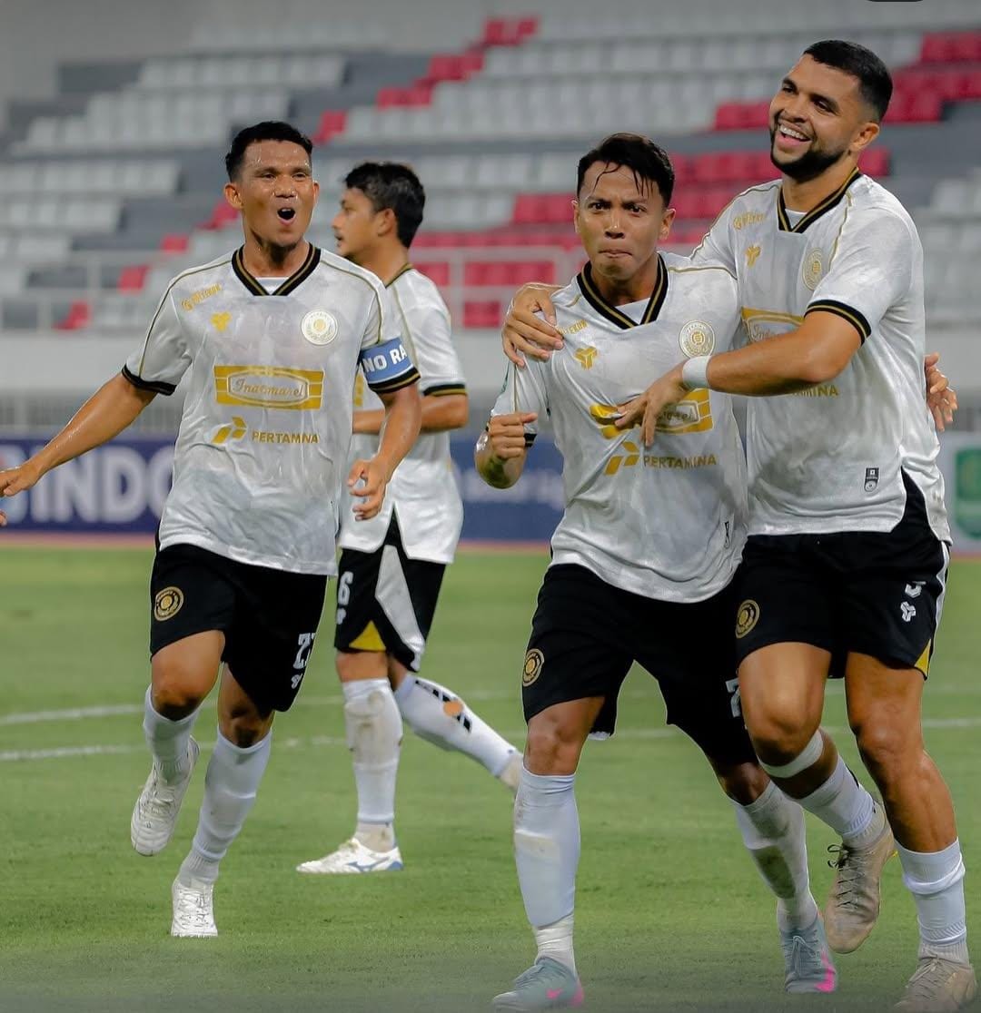FANTASTIS: Pemain Persiku berselebrasi usai mencetak gol ke gawang PSIS Semarang