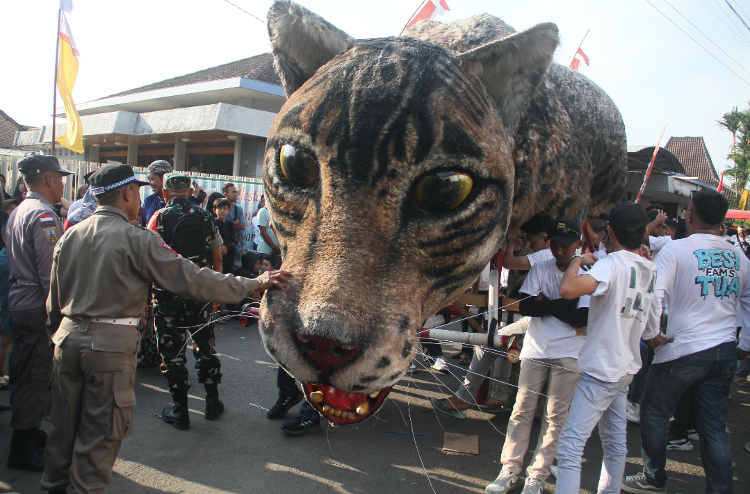 PERAYAAN: Masyarakat mengikuti kirab Festival Ampyang Maulid belum lama ini. (GALIH ERLAMBANG W/RADAR KUDUS)