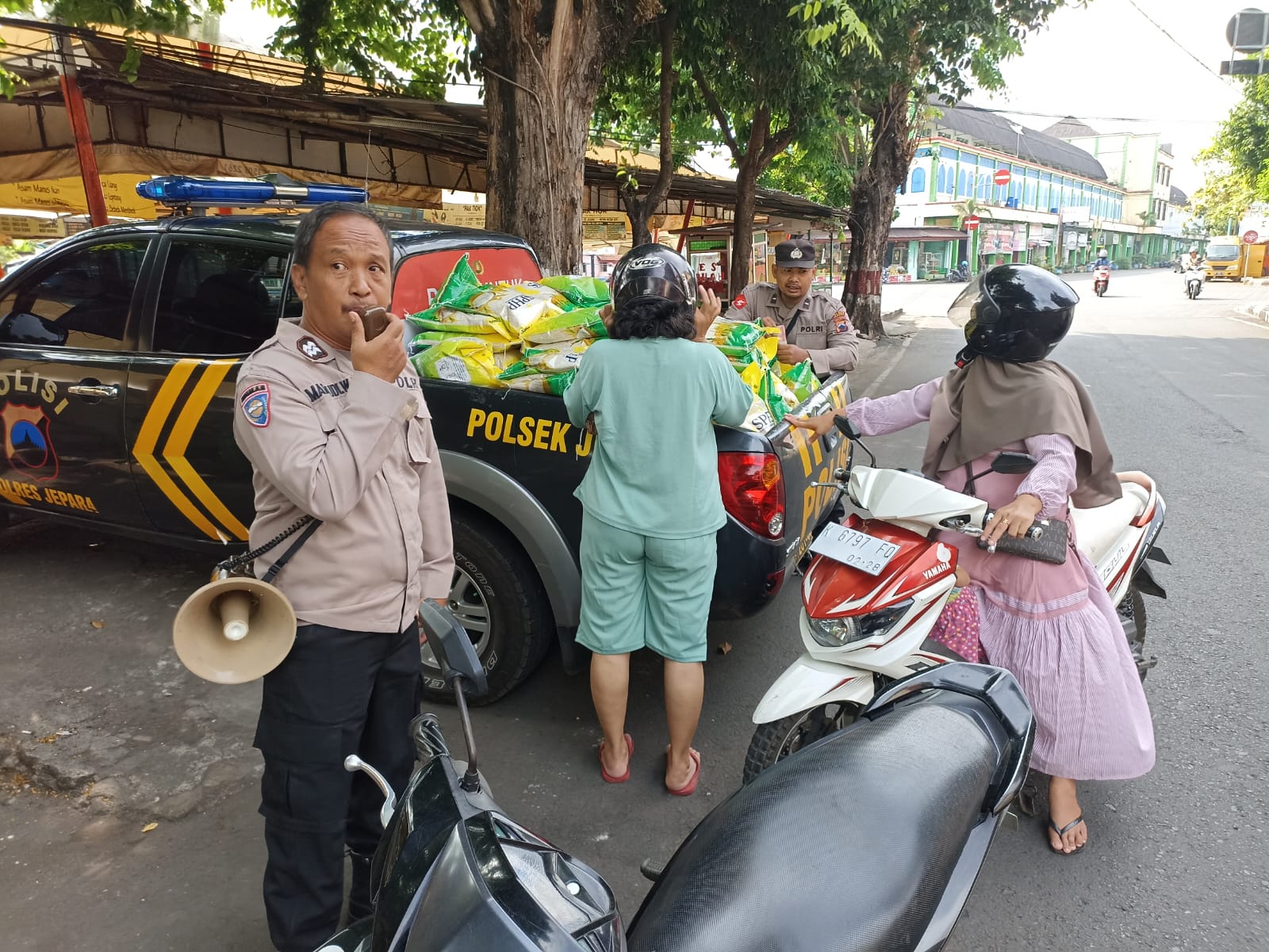 Kepolisian Resor (Polres) Jepara, Polda Jawa Tengah, bekerja sama dengan Bulog menggelar Gerakan Pangan Murah (GPM) yang mendapat sambutan luar biasa dari masyarakat.