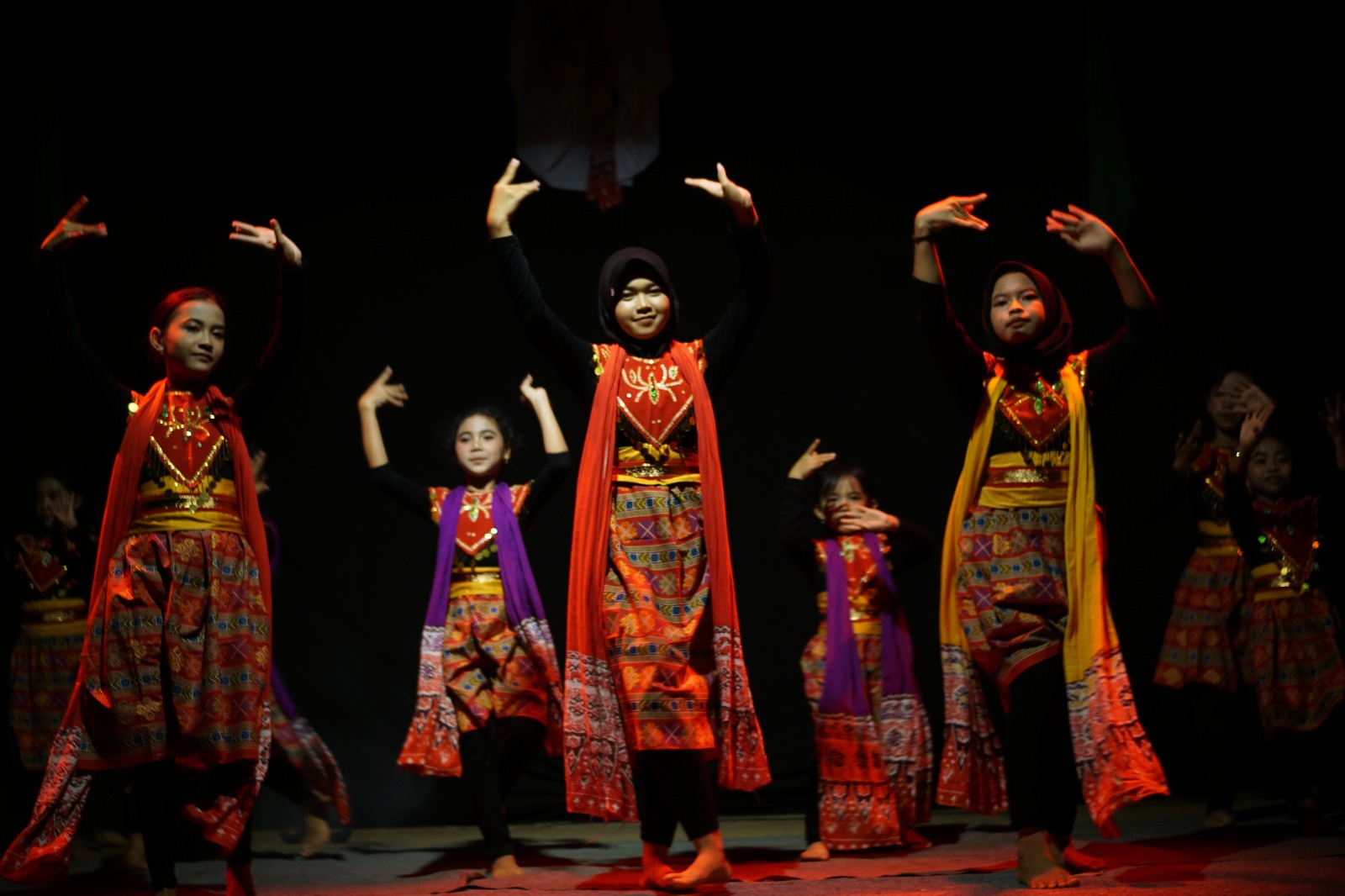 GEMULAI: Peserta membawakan tarian Baswera Ngara-Ara dengan penuh penghayatan di Panggung Ngepringan, Minggu (14/9) malam. (ANDIKA TRISNA SAPUTRA/RADAR KUDUS)