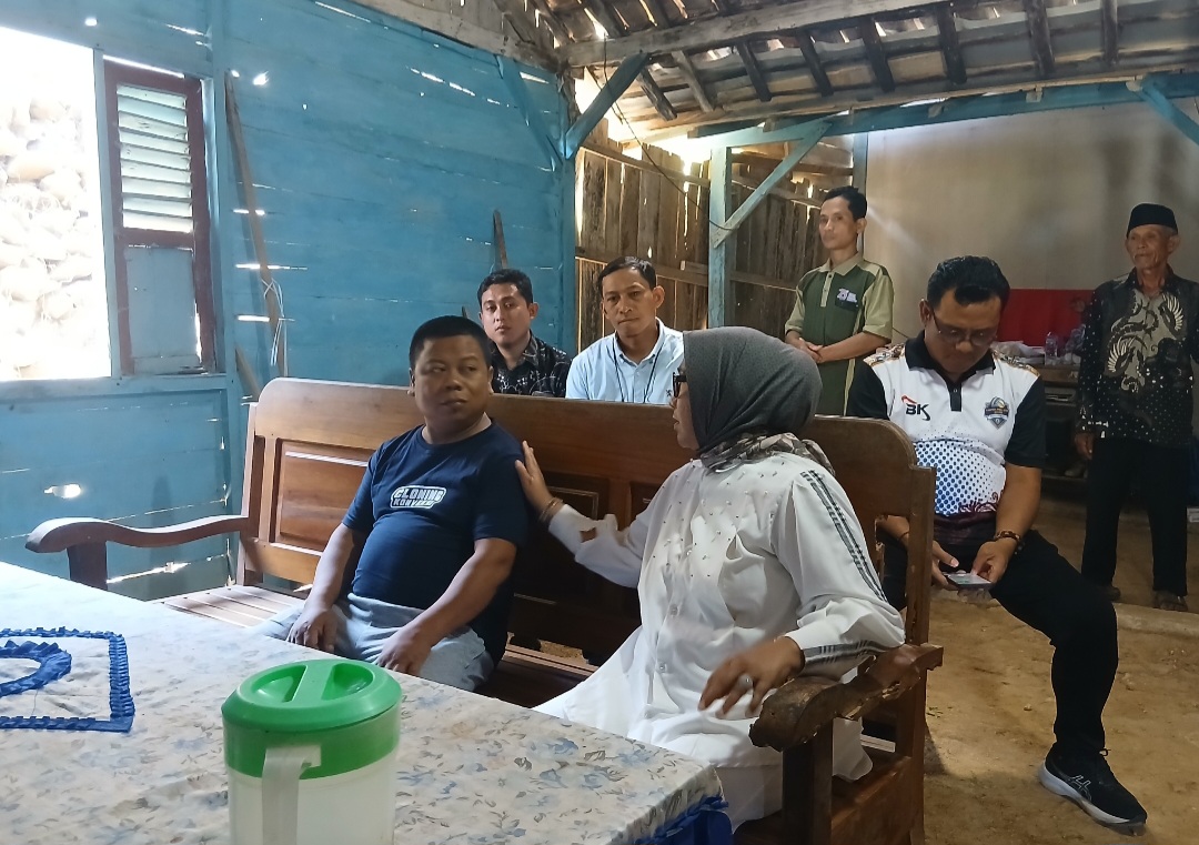 PRIHATIN: Wakil Bupati Blora Sri Setyorini (perempuan duduk paling kanan) saat menemui Sukrin (sebelah Sri Setyorini) menyampaikan bela sungkawa di Dukuh Gendono Desa Gandu Kecamatan Bogorejo.