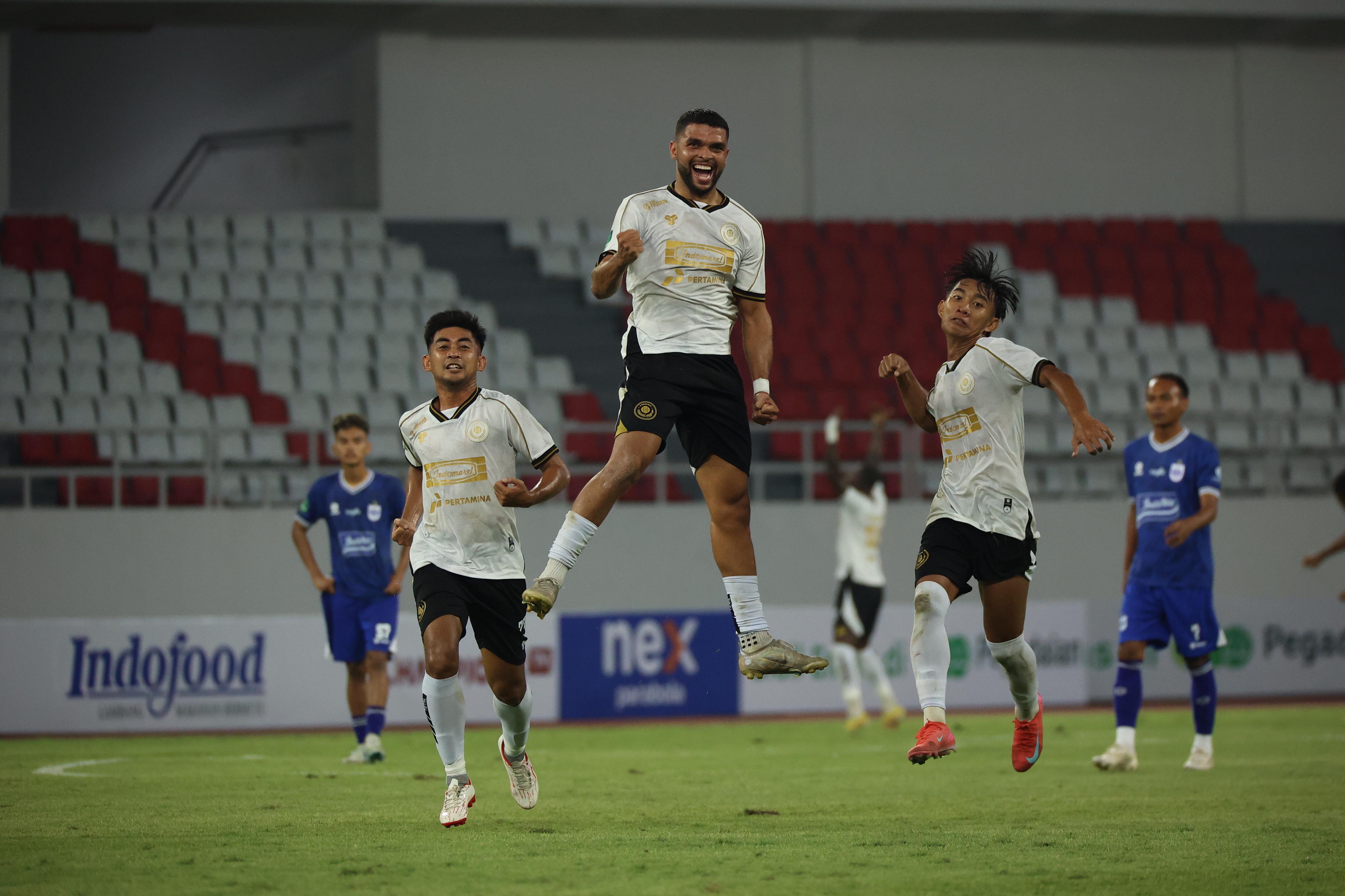 TETAP FOKUS: Striker Persiku Igor Henrique (tengah) berselebrasi usai mencetak gol ke gawang PSIS Semarang.