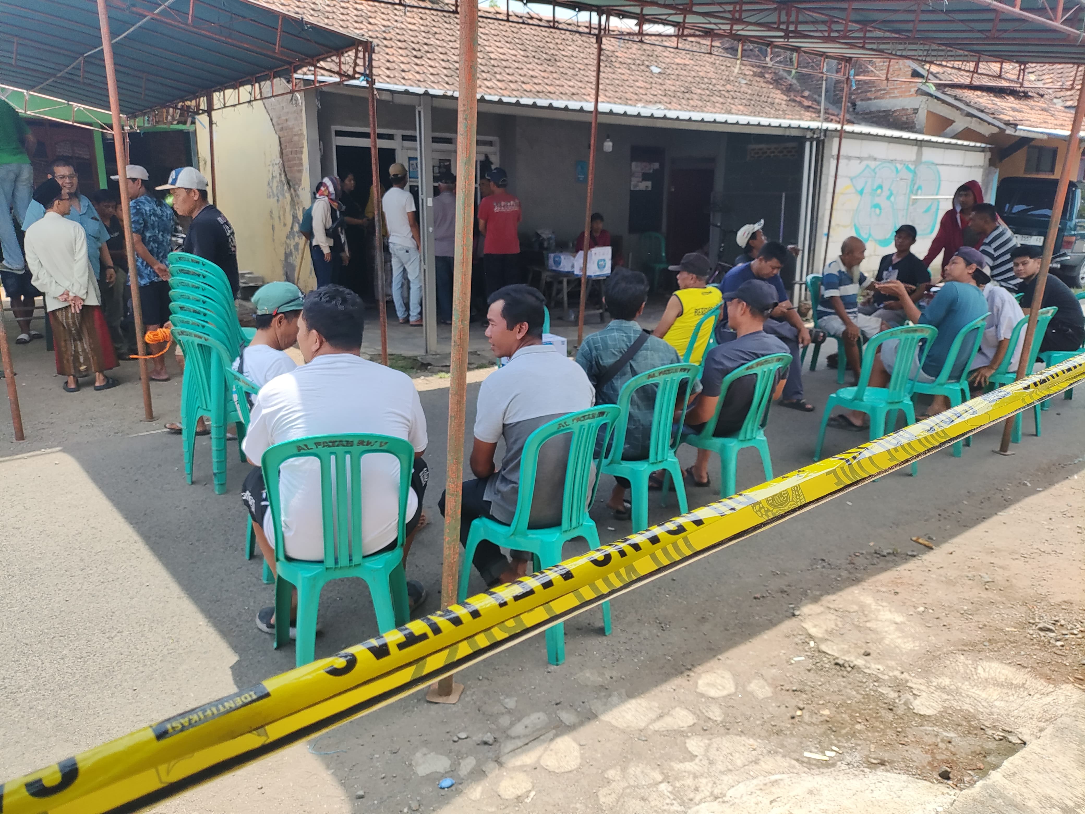 DIBURU: Suasana rumah duka korban penusukan di Keluruhan Wergu Wetan.