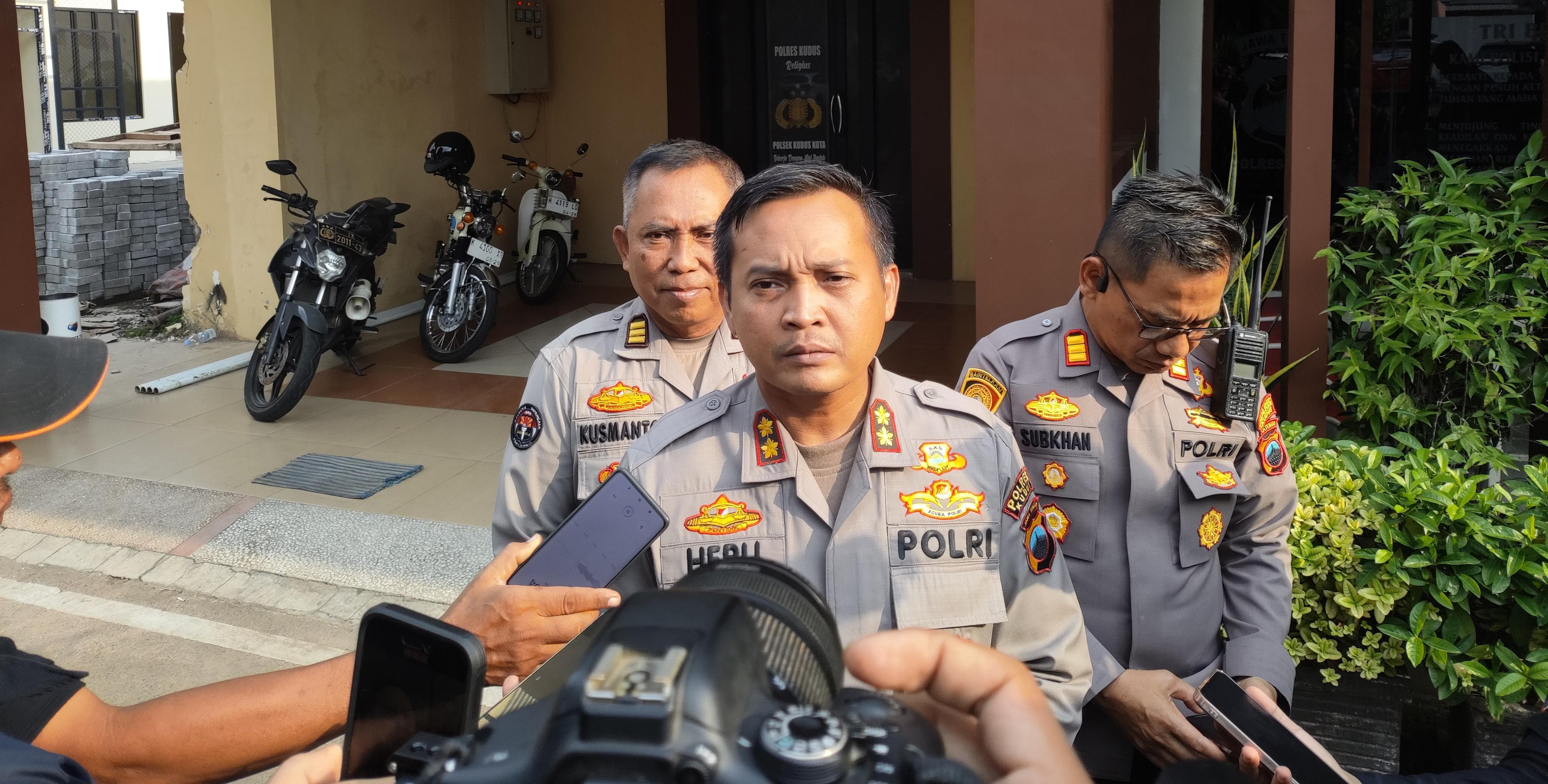 DIBURU: Kapolres Kudus AKBP Heru Dwi Purnomo memberikan keterangan terkait perkembangan kasus penusukan yang menewaskan kakak beradik.