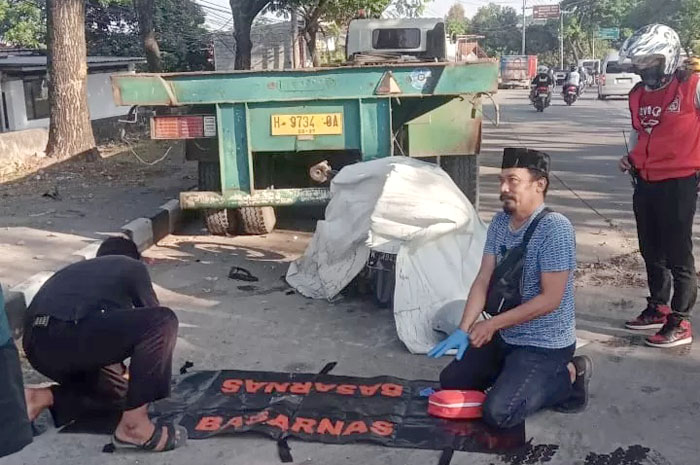 Truk parkir yang melanggar aturan menimbulkan korban jiwa di Semarang pada Minggu (14/9).