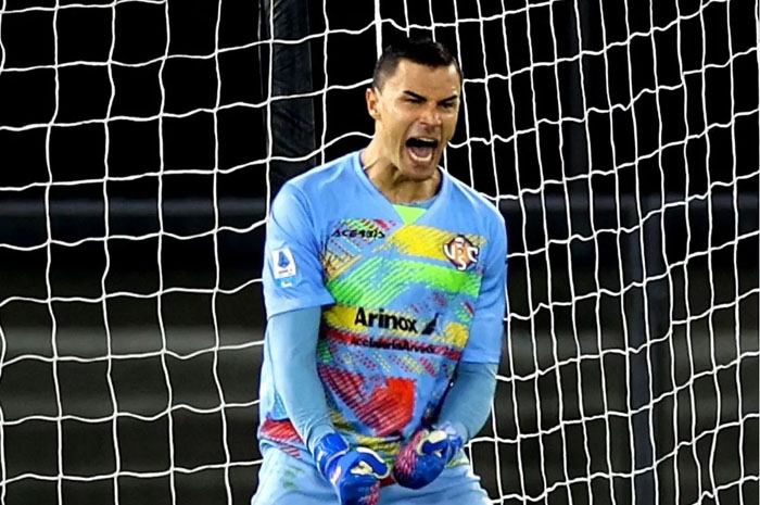 Kiper Cremonese berkebangsaan Indonesia Emil Audero merayakan keberhasilannya melakukan penyelamatan pada pertandingan pekan ketiga Liga Italia kontra Hellas Verona