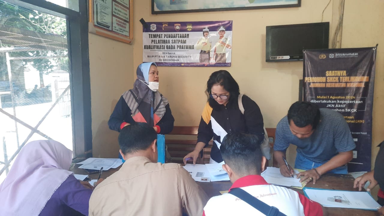 PEMBERKASAN: Sejumlah THL saat mengurus SKCK ke Polsek Purwodadi.