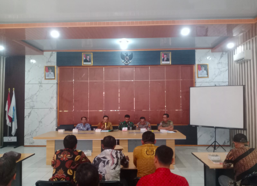 SEPAKAT: Seluruh Kepala Desa Se-Kecamatan Kaliwungu menandatangani surat kesepakatan bersama terkait larangan penggunaan listrik sebagai jebakan tikus, hari ini. (ANDIKA TRISNA SAPUTRA/RADAR KUDUS)