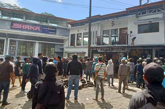 Warga merusak Kafe Shaka di Desa Jolontoro Sapuran pada Minggu (14/9/2025).