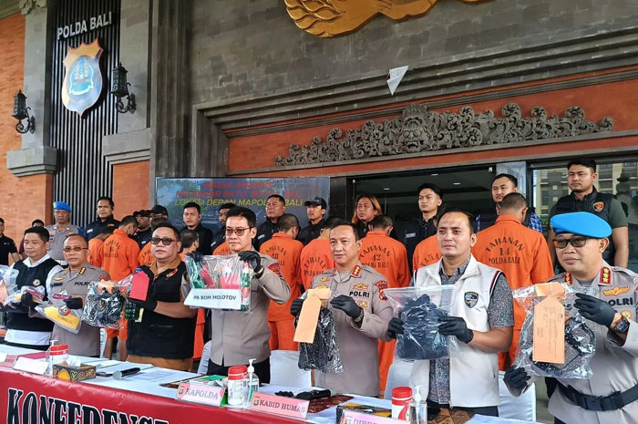 Kapolda Bali Inspektur Jenderal Polisi Daniel Adityajaya beserta jajaran menunjukkan tersangka dan barang bukti kasus dugaan tindak pidana para perusuh demontrasi, saat konferensi pers di Denpasar.