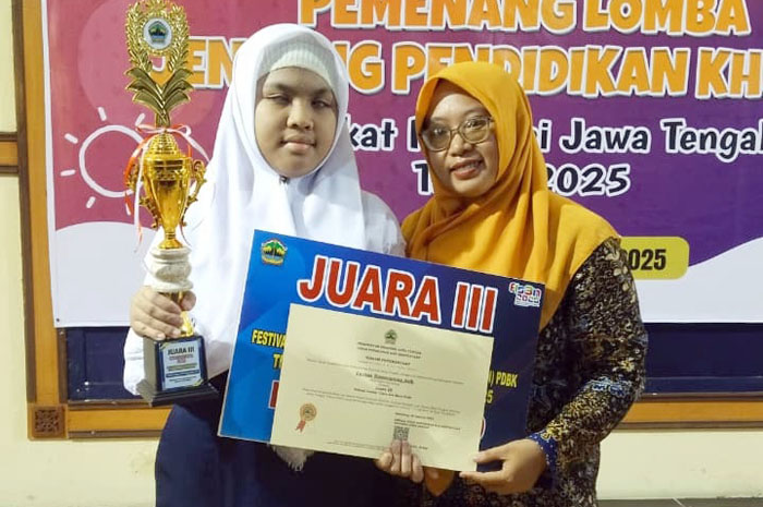 BERPRESTASI: Hanik Sa&rsquo;adah, guru SLB Rembang bersama Carissa, muridnya yang mendapatkan juara cipta dan baca puisi tingkat Provinsi Jawa Tengah.