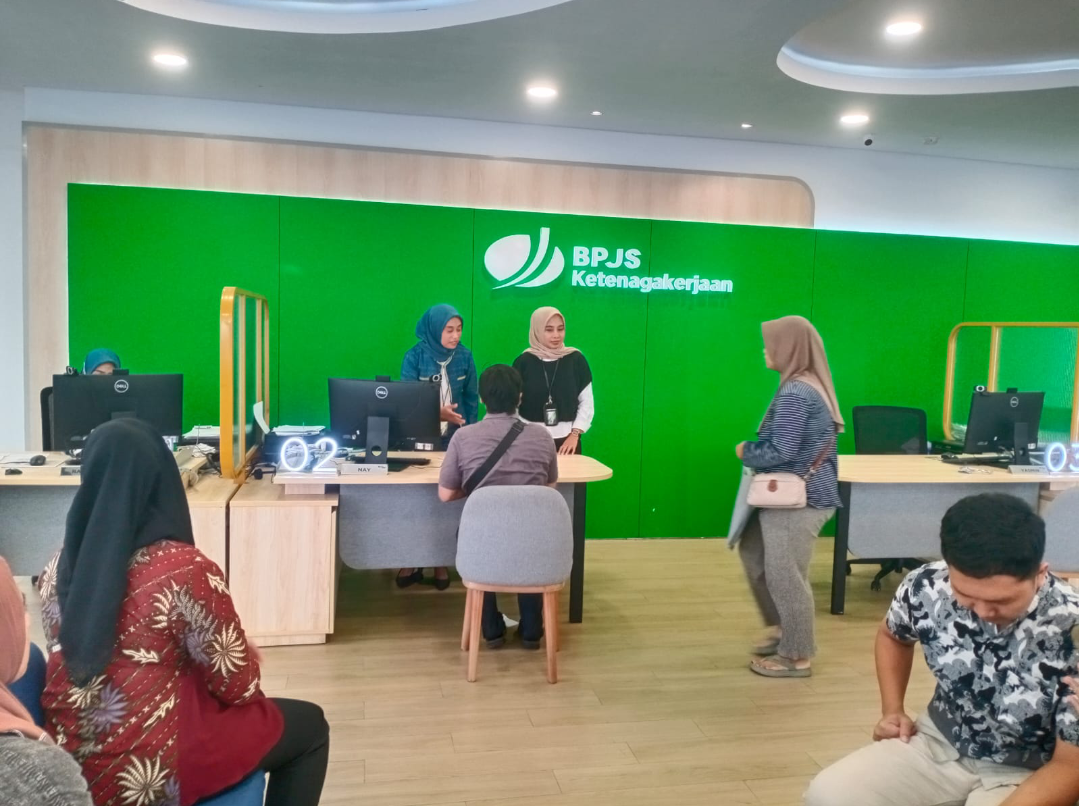 PELAYANAN: Warga datang ke Kantor BPJS Ketenagakerjaan memanfaatkan layanan, hari ini. (ANDIKA TRISNA SAPUTRA/RADAR KUDUS)