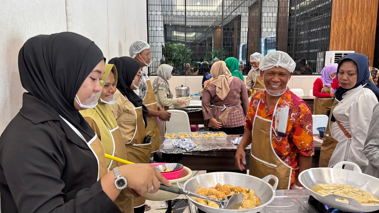 MEMASAK: Para peserta kegiatan sosialisasi belajar memasak dimsum di Kabupaten Blora yang digelar DP4 Blora di aula Hotel Azana Blora