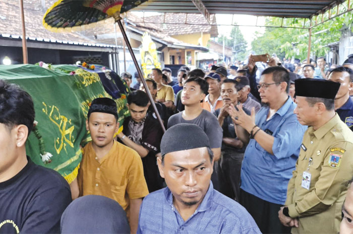 BERBELASUNGKAWA: Bupati Kudus Sam&rsquo;ani Intakoris (kanan) menghadiri pemakaman duka korban penusukan di Keluruhan Wergu Wetan, Kota, Kudus.