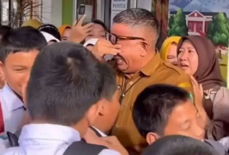 Tangkapan layar Kepala Sekolah SMPN 1 Prabumulih, Roni Ardiansyah, berpamitan kepada para siswa dalam acara perpisahan usai dirinya dicopot dari jabatan kepala sekolah