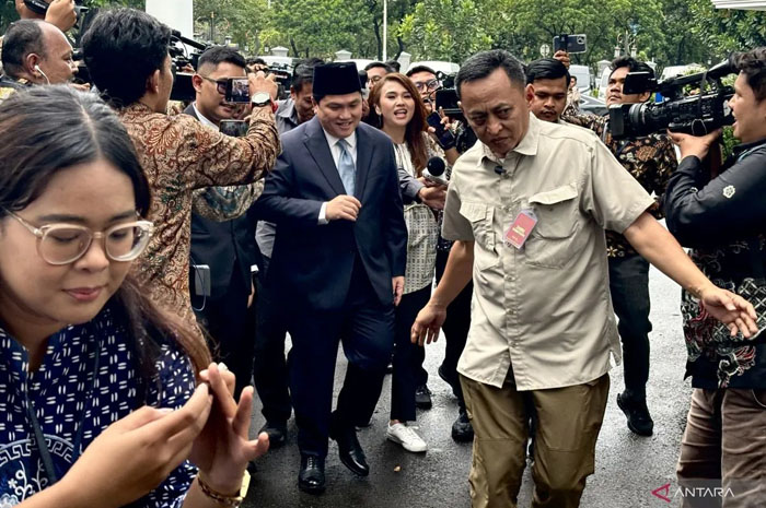 Menteri BUMN Erick Thohir tiba di Istana Kepresidenan RI, Jakarta, Rabu (17/9/2025), untuk menghadiri upacara pelantikan sejumlah pejabat baru di Istana Negara.