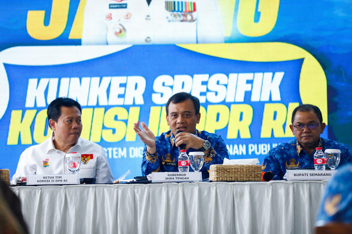 Gubernur Jawa Tengah Ahmad Luthfi saat mendampingi kunjungan kerja spesifik Anggota Komisi II DPR RI meninjau Mal Pelayanan Publik di Kabupaten Semarang, Rabu (17/9).