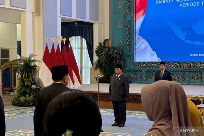 Suasana upacara pelantikan menteri dan wakil menteri serta pimpinan lembaga hasil reshuffle jilid ke-3 Kabinet Merah Putih yang dipimpin oleh Presiden Prabowo Subianto di Istana Negara, Jakarta.