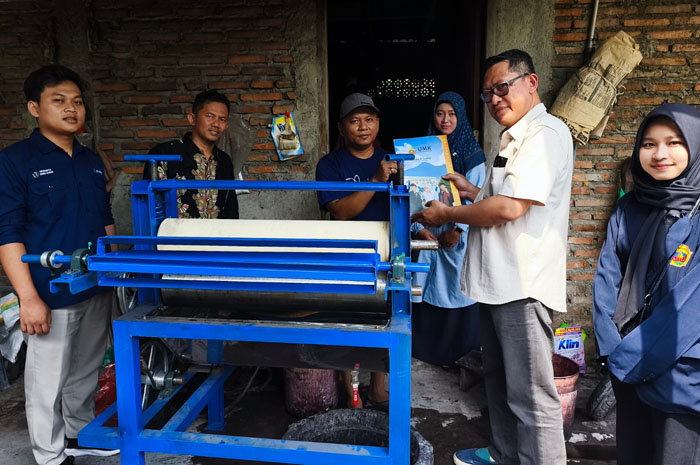 SERAHKAN BANTUAN: Tim PKM UMK menyerahkan bantuan alat pemeras kain batik bermotor listrik dan cap batik kepada UMKM Batik Djanoer Kudus.