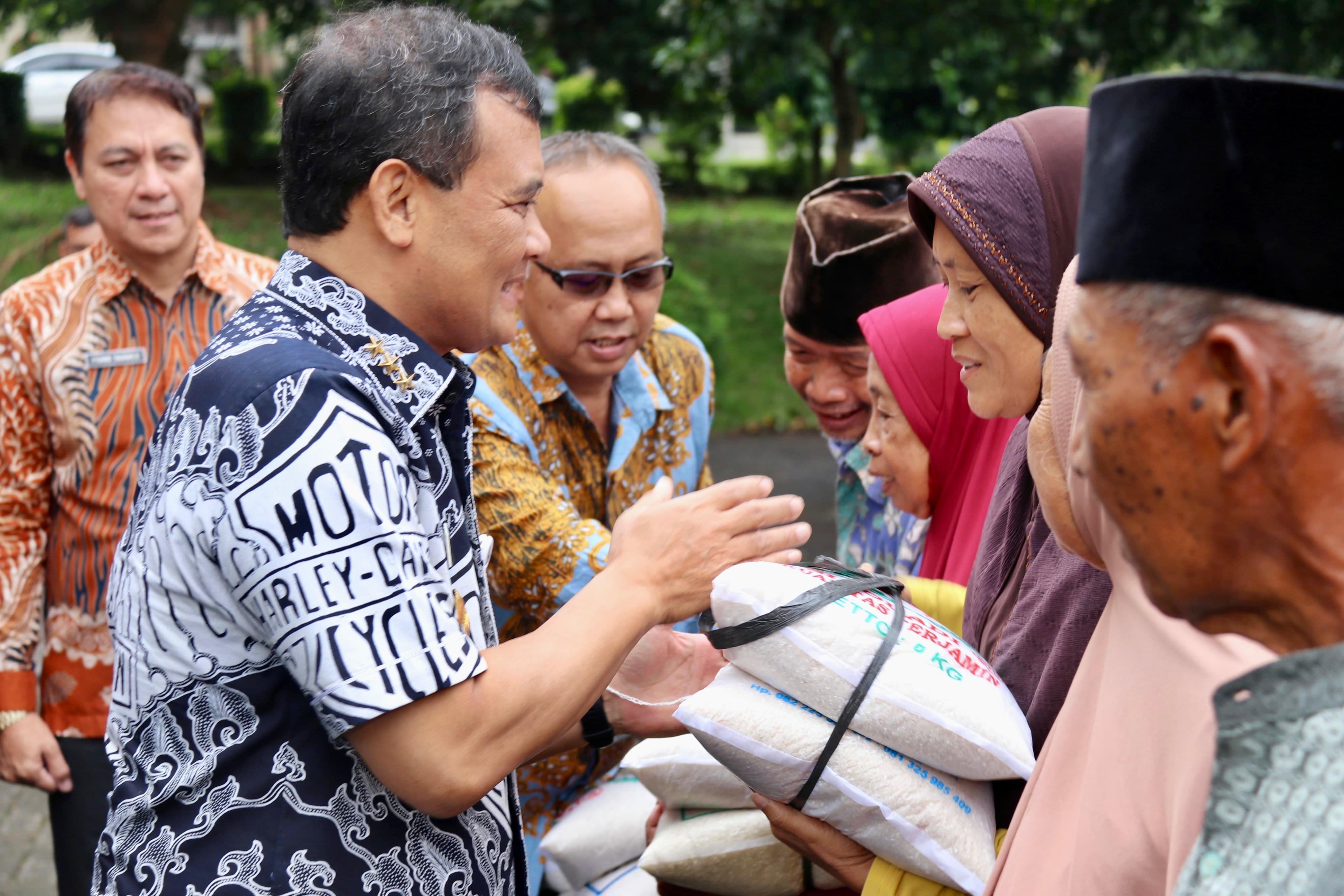 Gubernur Jawa Tengah Ahmad Luthfi menyerahkan bantuan beras kepada kelompok rentan di Ungaran