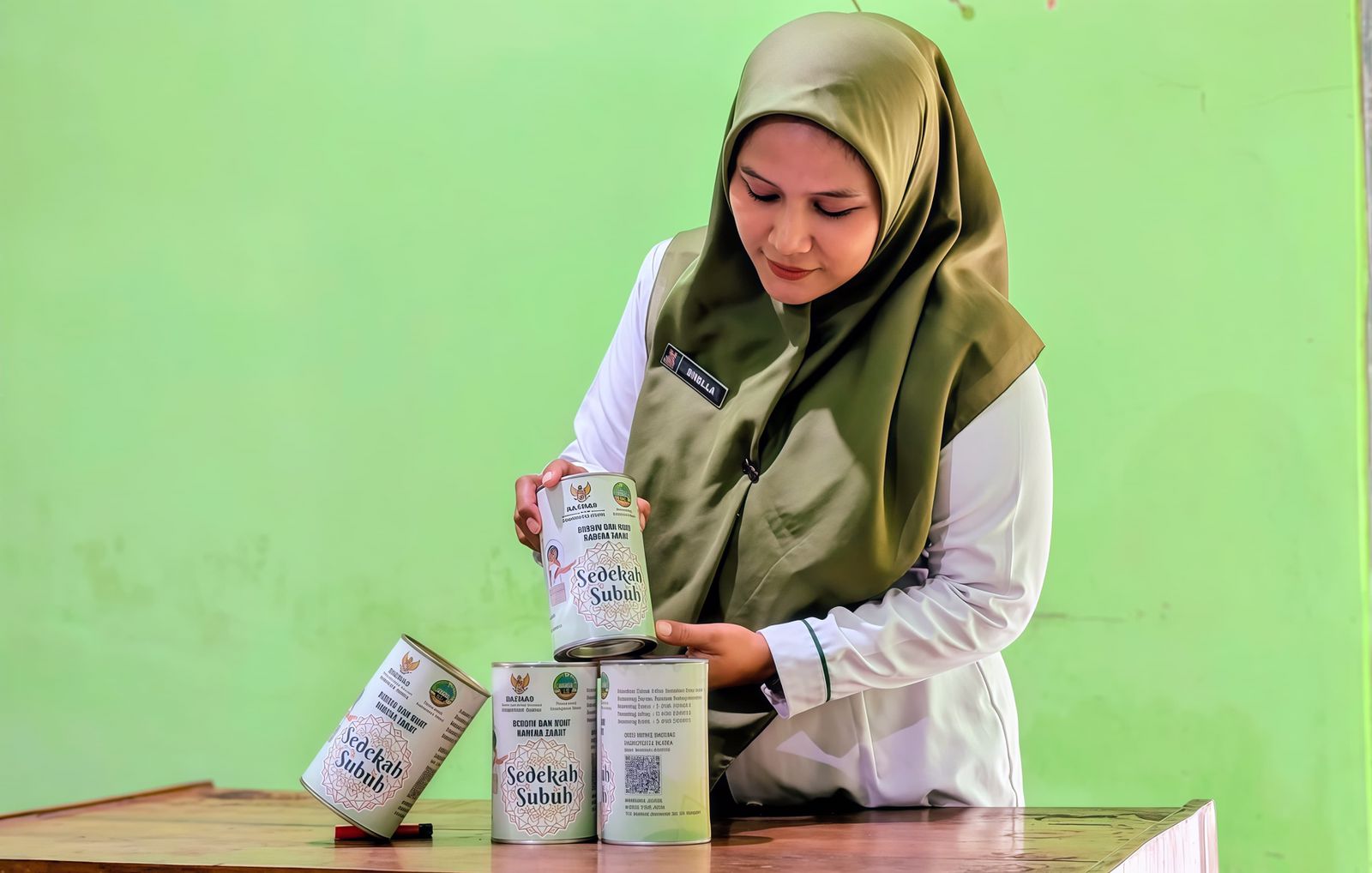 DUKUNG: Seorang ASN di Blora saat membawa umplung program gerakan sedekah subuh (Gastra).