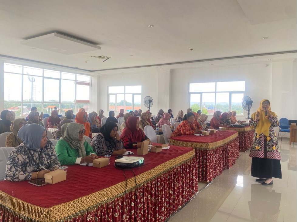 BIMBINGAN: Narasumber membaca nyaring sedang menjelaskan tata cara meningkatkan kompetensi dalam Bimtek membca nyaring di Aula Perpusda Blora