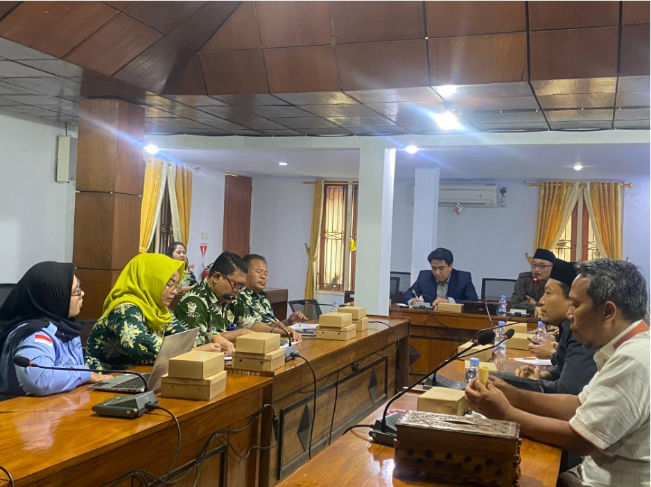 AUDIENSI TERBUKA: Ketua dan jajaran Komisi D DPRD Blora menggelar audiensi dengan Dinas Pendidikan dan memanggil koordinator SPPG Blora di ruang rapat DPRD Blora