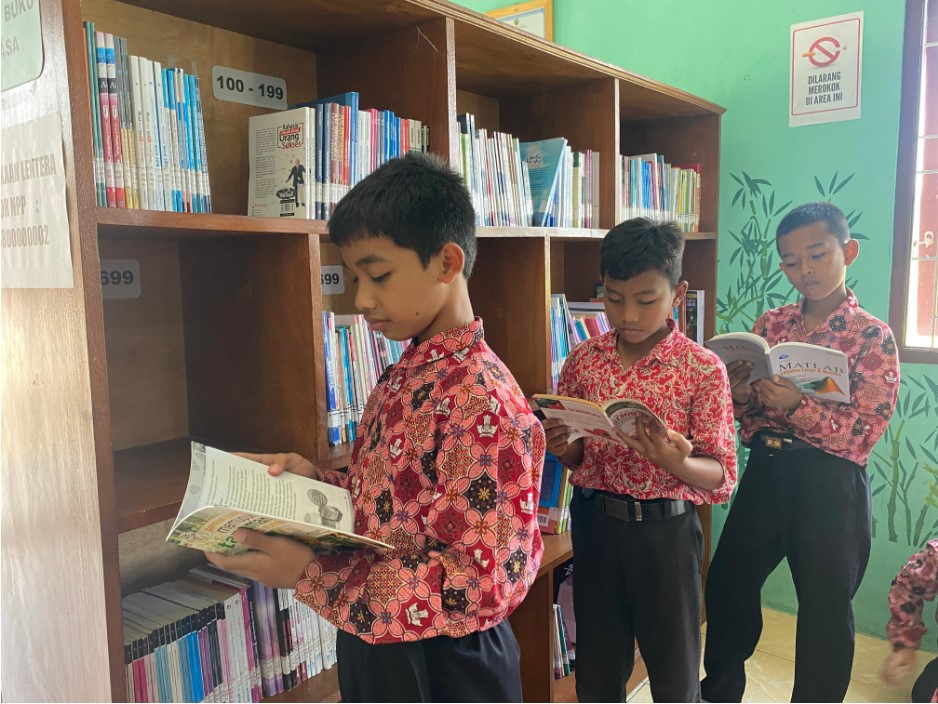 MEMBACA: Siswa SDN 1 Balong berkunjung ke Perpustakaan Lenteras untuk belajar dan membaca buku