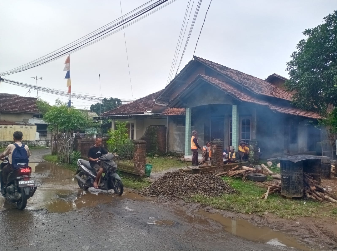 SIAPKAN: Petugas penambalan jalan telah memasak aspal yang akan digunakan untuk menambal jalan rusak di sisi Utara jalan tersebut, Kamis (18/9). (ANDIKA TRISNA SAPUTRA/RADAR KUDUS)
