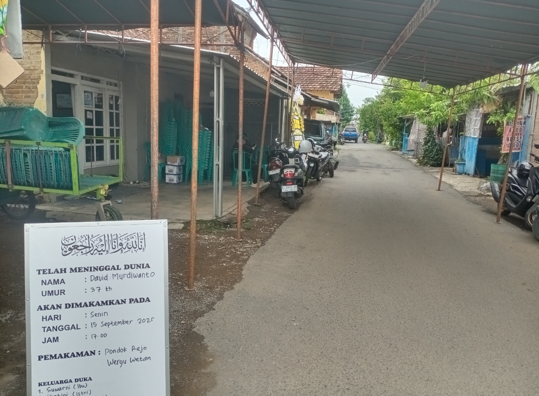 PASCAKEJADIAN: Tampak situasi rumah duka akibat kejadian penusukan kakak beradik yang terjadi pada Sabtu malam lalu, Kamis (18/9). (ANDIKA TRISNA SAPUTRA/RADAR KUDUS)