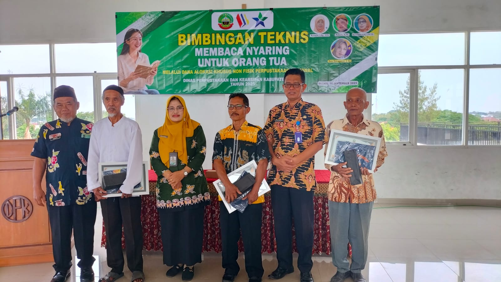 PEGIAT LITERASI: Kepala DPK dan jajaran berfoto bersama dengan pegiat literasi terbaik kategori Perpusda Blora