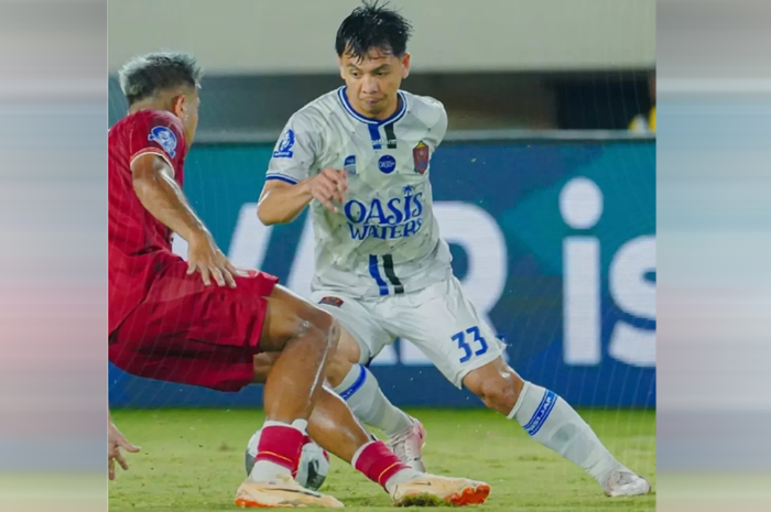 BERGAIRAH: Pemain Persijap Jepara Wahyudi Hamisi menerobos benteng pertahanan Persis Solo di Stadion Manahan Surakarta pada Sabtu (13/9).