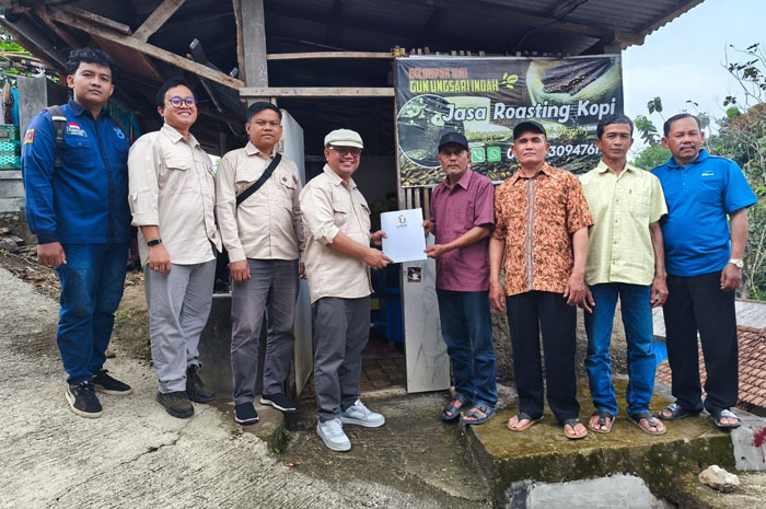 BERDAYAKAN UMKM: Tim PKM UMK menyerahkan bantuan alat roasting kopi.