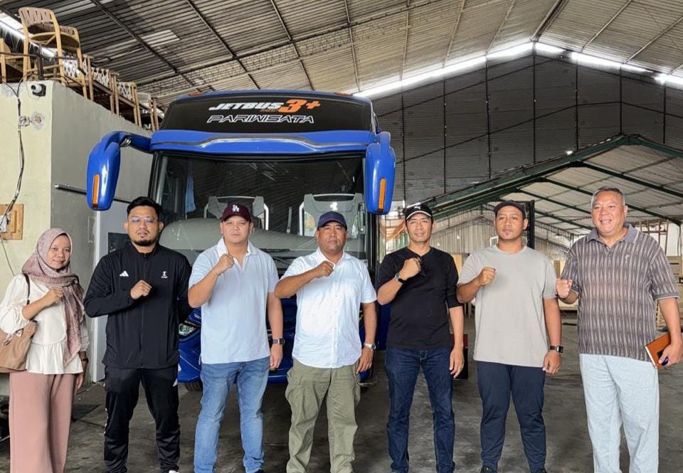 SUPPORTIF: Arwin Nor Isdiyanto (tengah berbaju putih) bersama dengan manajemen Persijap saat berada di garasi PO Putra Pandawa Karya di Telingsing, Sekuro, Mlonggo pada Rabu (17/9).
