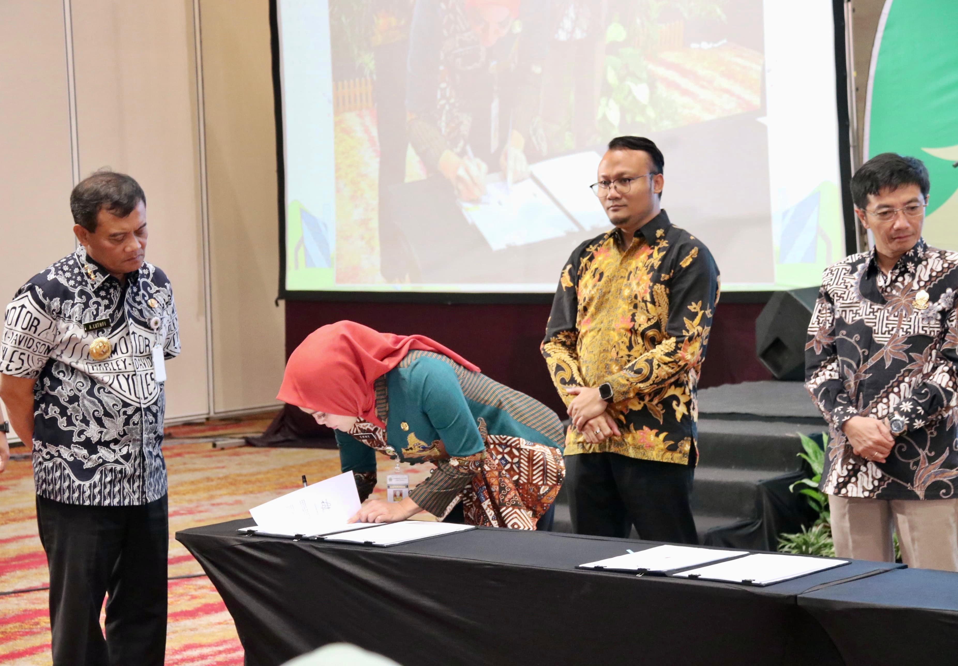 Gubernur Jawa Tengah Ahmad Luthfi meresmikan Program Rengganis Pintar (Revitalisasi Green Industry sebagai Strategi Peningkatan Ekspor) dalam acara Jawa Tengah Green Industry 2025 di North Ballroom