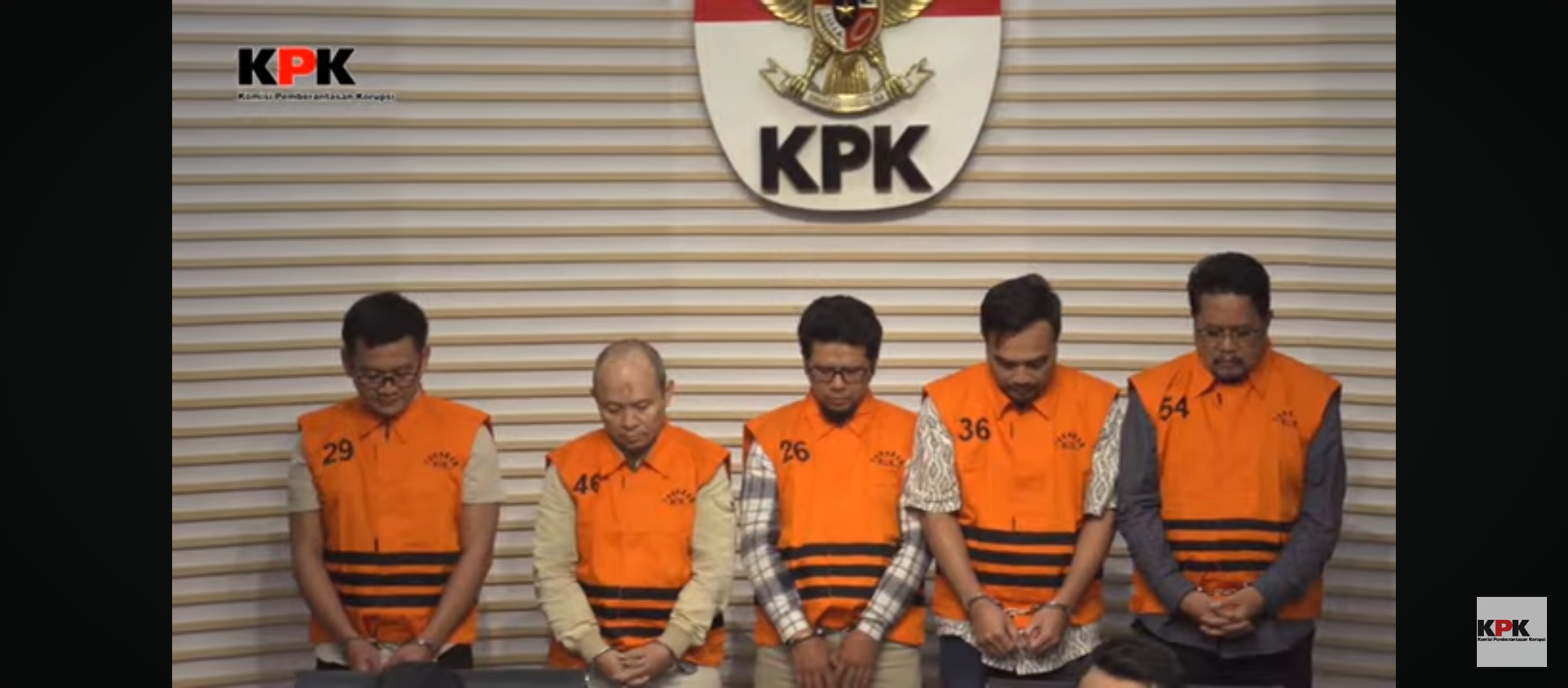MENUNDUK: Lima tersangka kasus Bank Jepara Artha ditahan KPK.