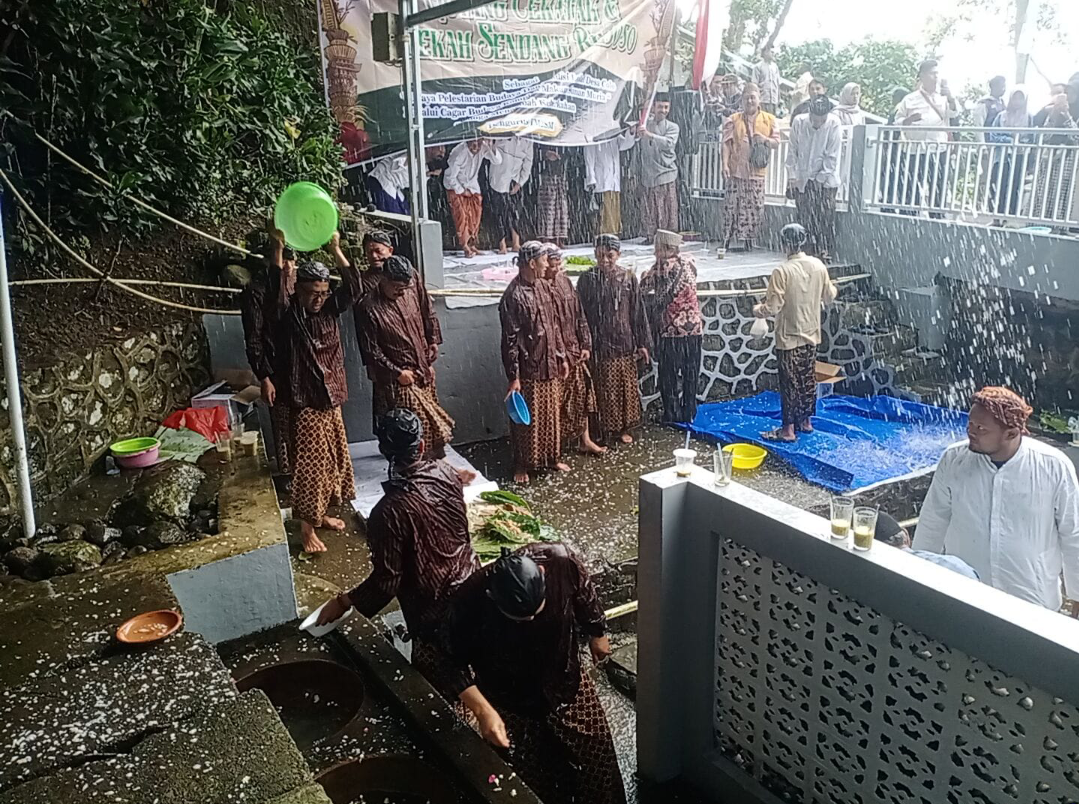 SIRAM: Panitia dan pengurus YM2SM melakukan simbolis tabur cendol tradisi Guyang Cekathak di Sendang Rejoso, Jumat (19/9). (ANDIKA TRISNA SAPUTRA/RADAR KUDUS)