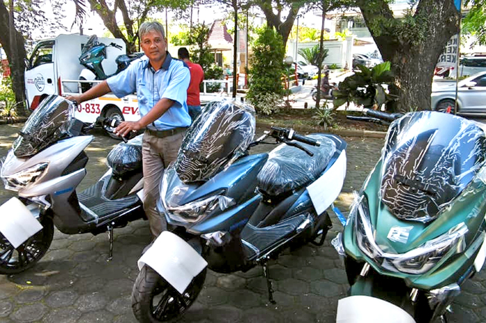 HADIAH UTAMA: Tiga unit motor listrik Polytron terpampang di halaman Kantor Jawa Pos Radar Kudus. Sebagai hadiah utama event Mlampah Sesarengan Menuju Kudus Sehat.