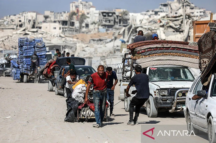 Warga Palestina yang mengungsi membawa barang-barang mereka saat melarikan diri dari Jalur Gaza utara ke selatan pada 9 September 2025.