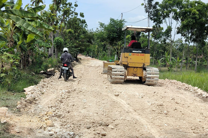 PERBAIKAN JALAN: Pekerja proyek sedang melakukan perbaikan jalan di salah satu ruas jalan di Blora.