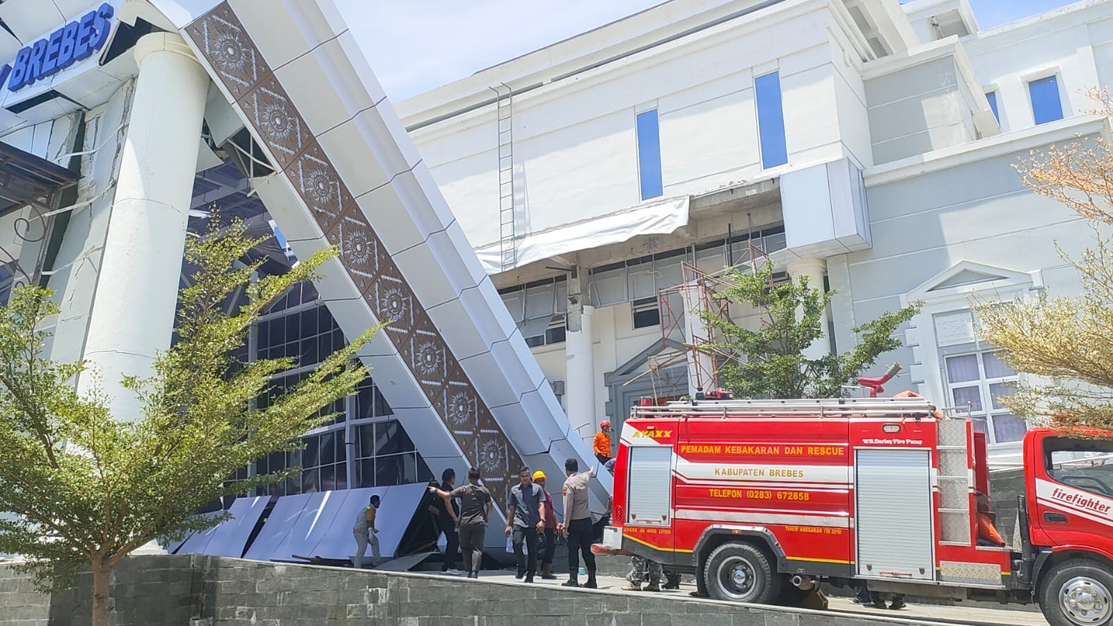 AMBRUK- Atap teras KPT Brebes ambruk pada Minggu, 21 September 2025.