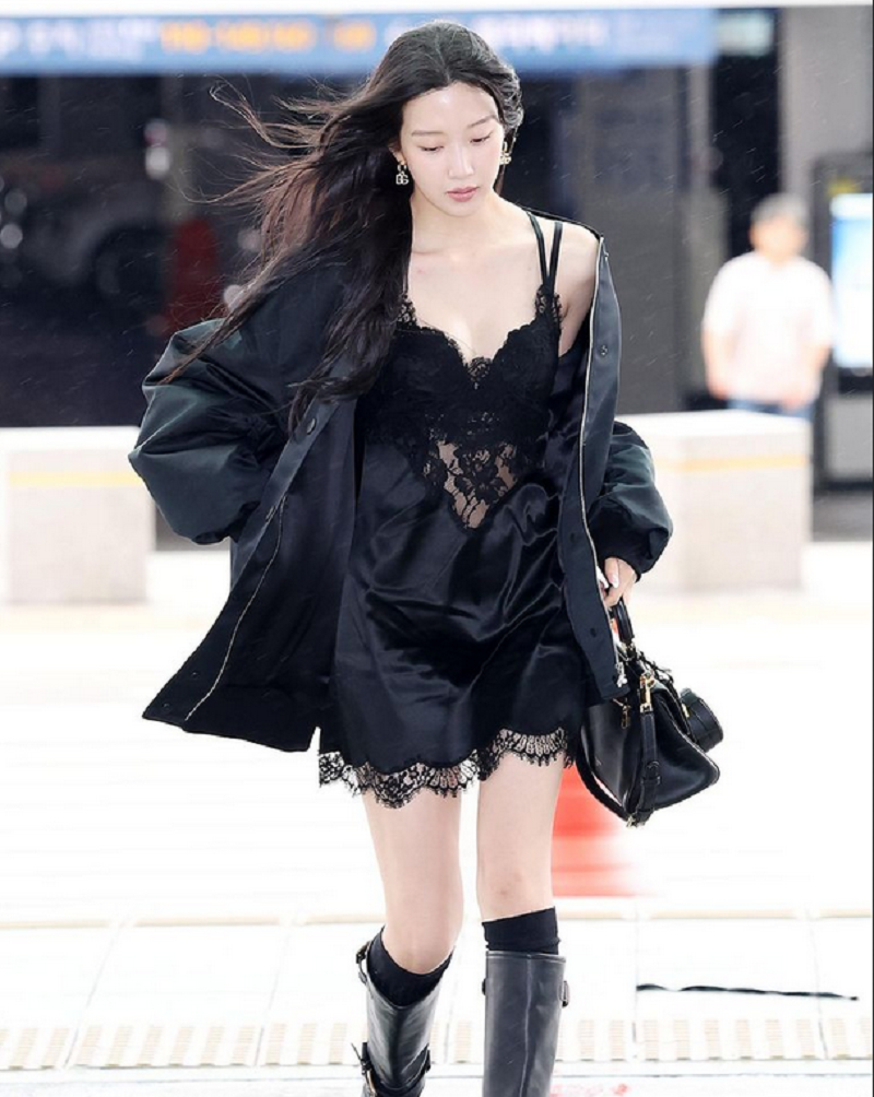 Gaya Moon Ga Young terbang ke Jakarta pakai lingerie