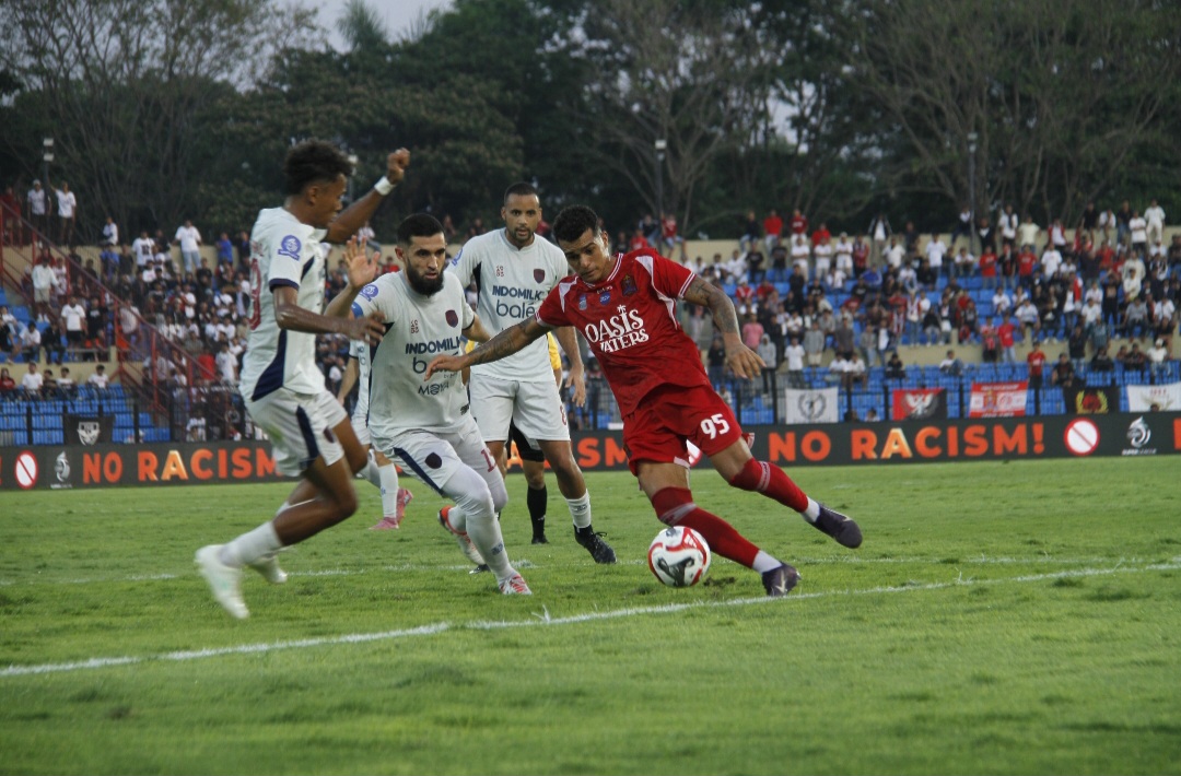 SENGIT: Charlos Franca tengah menerobos benteng pertahanan dan berusaha membuat peluang gol ke gawang Persita Tangerang.