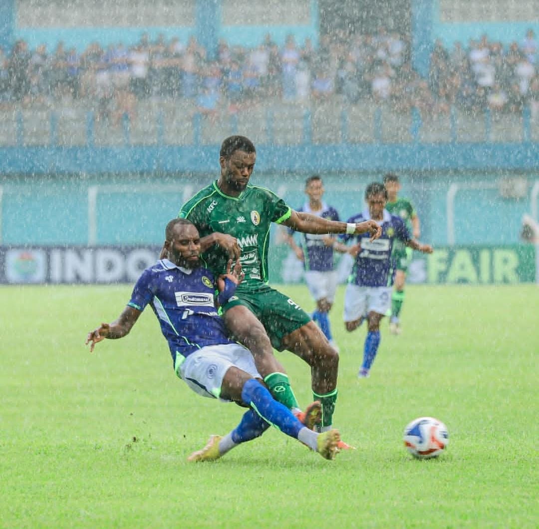 DUEL SENGIT: Pemain PSS Sleman Injai (kanan) berebut bola dengan bek Persiku Kandaimu (kiri) saat laga Pegadaian Championship