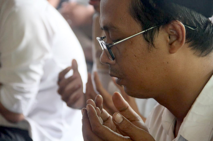 lustrasi seseorang lagi memanjatkan doa.