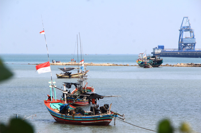 PENYISIRAN: Petugas melakukan penyisiran pemancing tenggelam di sekitar dermaga PLTU Rembang daerah Leran, Sluke, Senin (22/9).