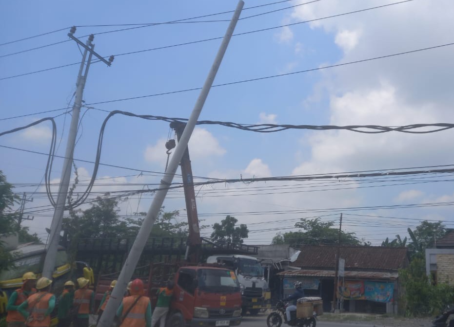 RUSAK: Tiang listrik di Tawangharjo rusak ditabrak bus.