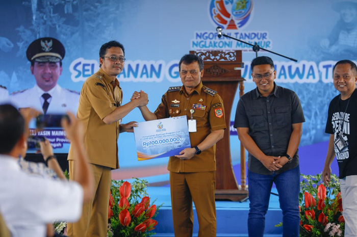 Gubernur Jateng Ahmad Luthfi menyerahkan bantuan CSR kepada koperasi tani sebagai upaya memperkuat ketahanan pangan dan meningkatkan kesejahteraan petani.